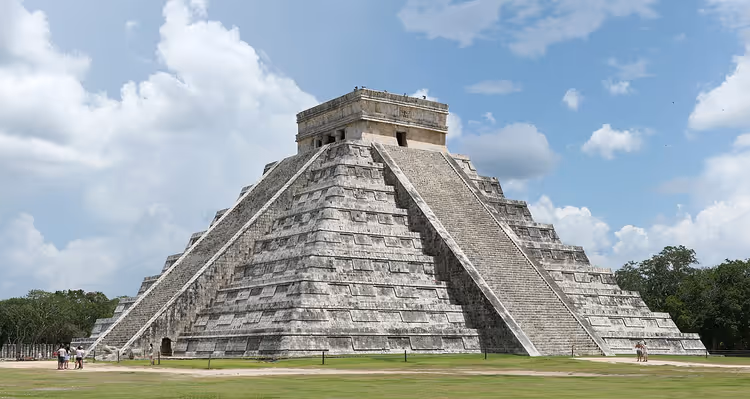 El Castillo -pyramidi Chichen Itzassa