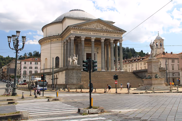 Kirken Gran Madre di Dio på en plass i Torino