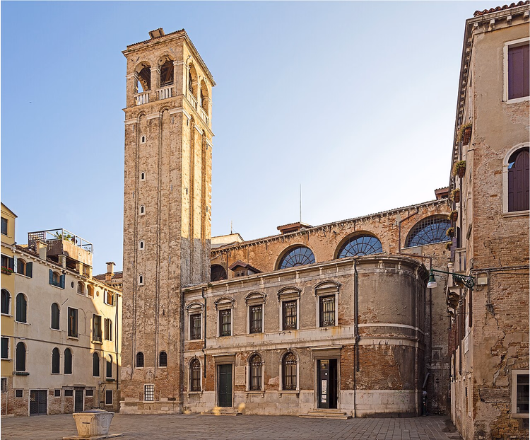 Campo mit dem Glockenturm der Kirche San Silvestro