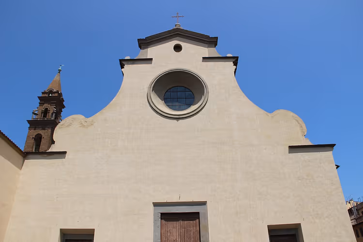 Fassade der Kirche Santo Spirito mit dem Glockenturm