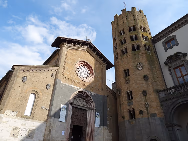 De kerk Sant'Andrea met een toren in Orvieto