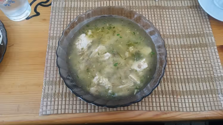 Yeşillikli tavuk çorbası kasesi