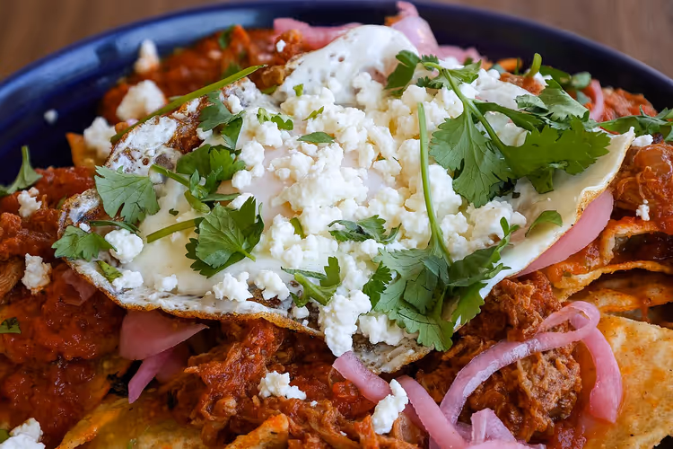 Chilaquiles med ost, koriander og rødløk