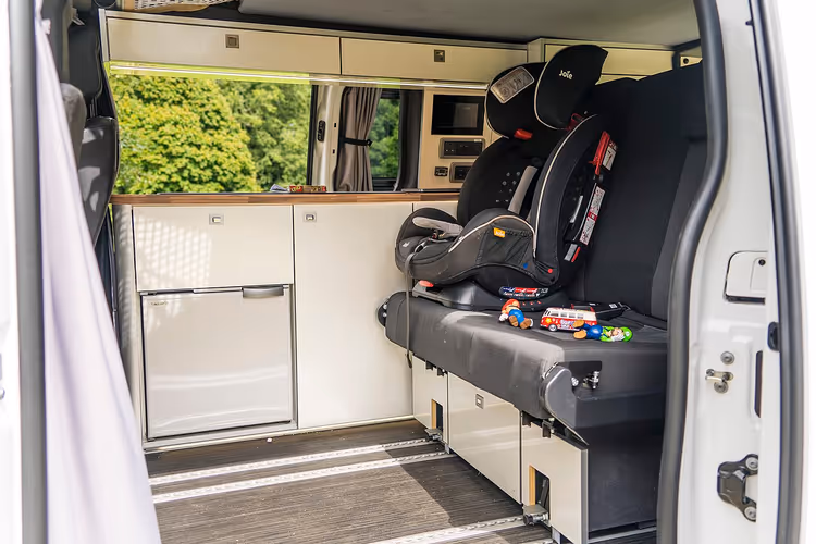 Kindersitz im Innenraum eines Campers