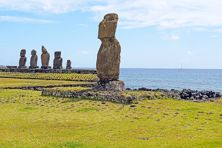 Moai på Ahu Tahai blant gress ved havet