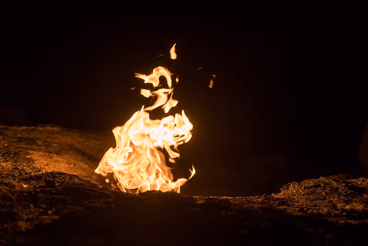 Ewige Flamme von Yanartaş auf den Felsen bei Nacht