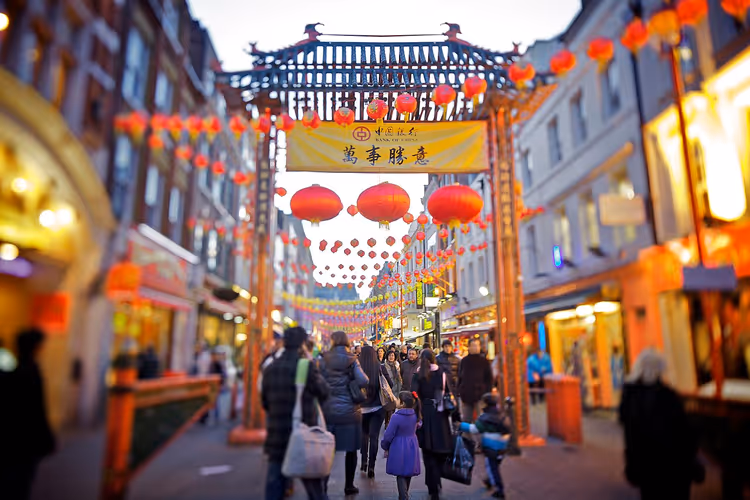 Londra'nın Chinatown semtinde Çin kapısı ve kırmızı fenerler