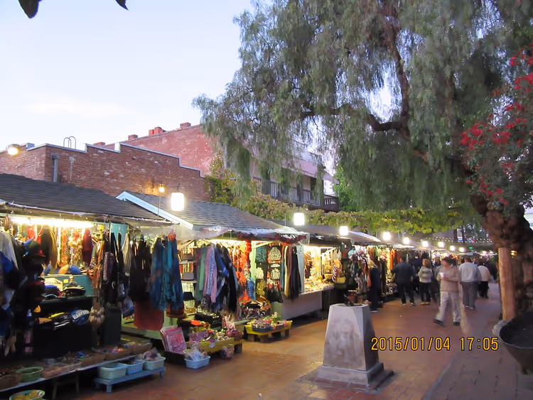 Kveldsboder på Olvera Street i Los Angeles