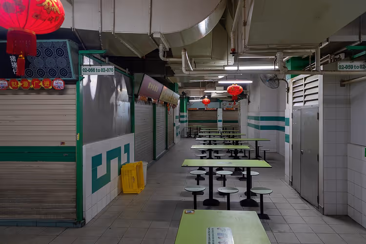 Food court deserto e chiuso del Chinatown Complex con lanterne rosse
