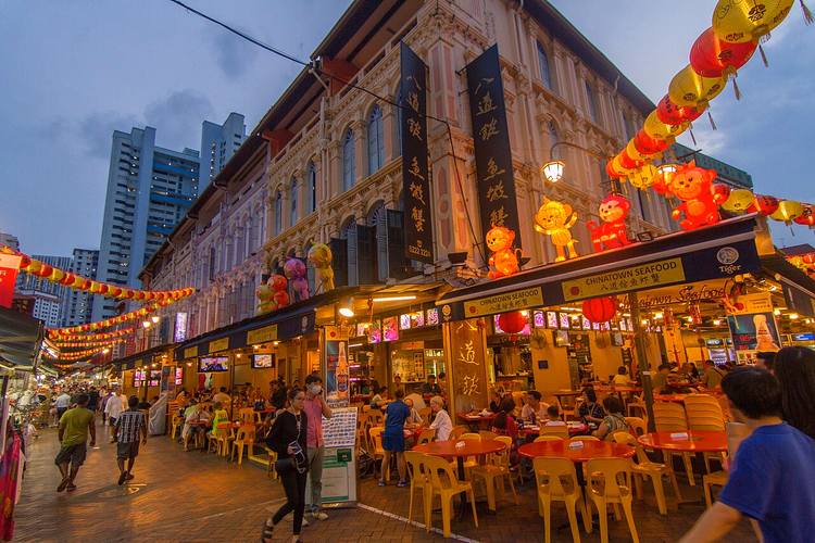 Chinatown in Singapur bei Nacht mit Neujahrslaternen