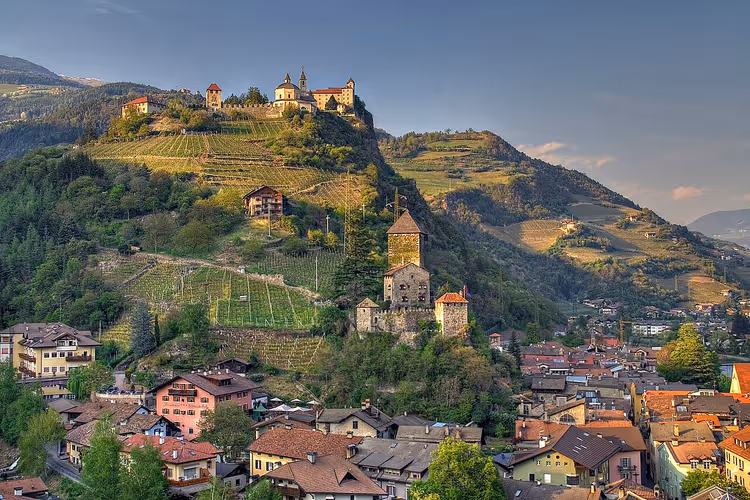 Panorámica de Klausen con la abadía de Säben y viñedos