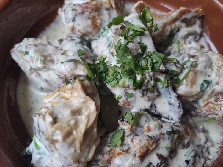 Yeşillikli kremalı sarımsak soslu tavuk