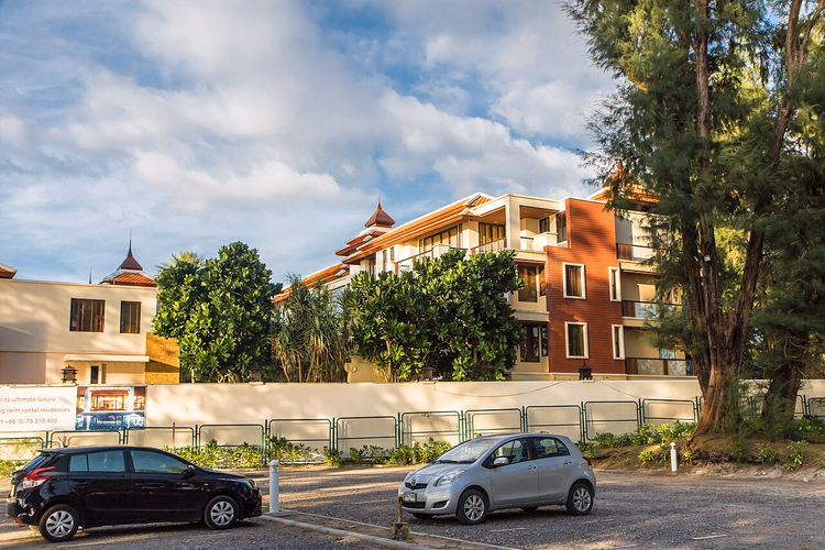 Bang Tao'da çitlerin ardındaki tatil köyü binaları