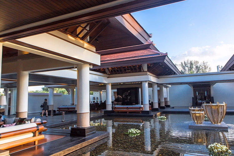Thai çatıları ve havuzlu açık hava otel lobisi