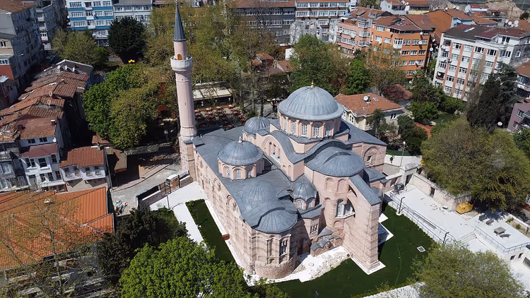 Chora-kerk met koepels en een minaret
