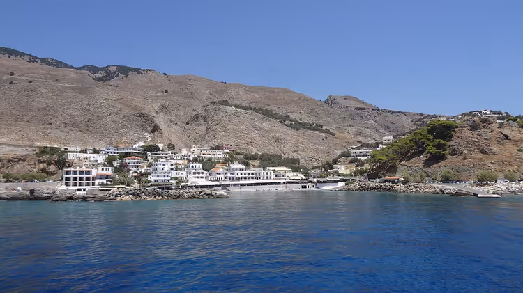 Chora Sfakion: weiße Häuser am Meer unterhalb der Berge