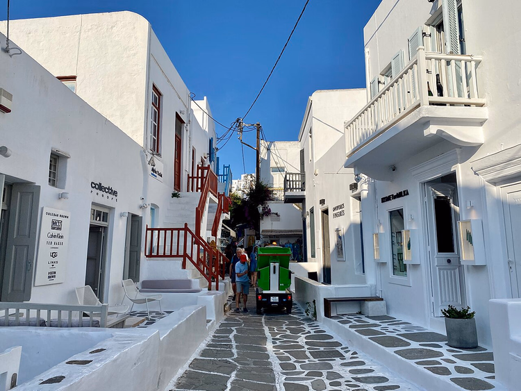 Un callejón blanco en Chora, Miconos