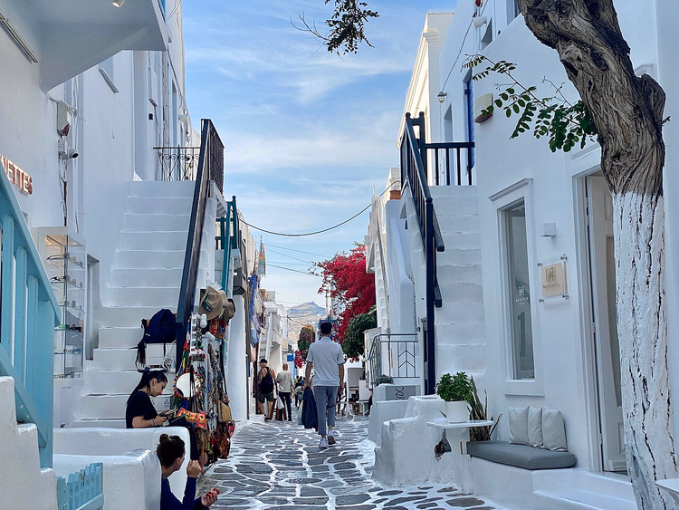 Un callejón blanco con escaleras en Chora, Miconos