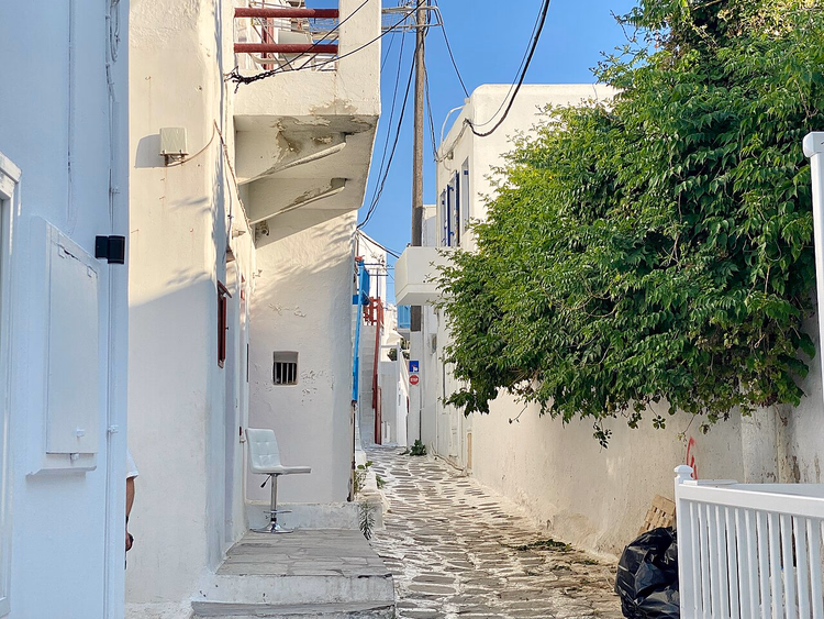 Un callejón blanco en Chora, Miconos
