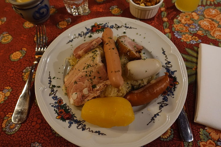 Elzasser choucroute met worst, varkensvlees en aardappelen
