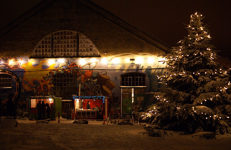 Weihnachtsmarkt an der Grauen Halle am Abend