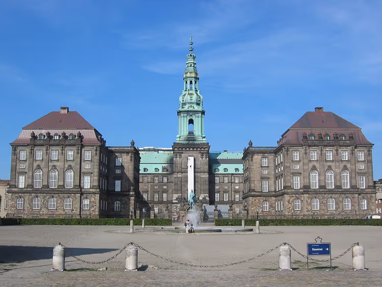Christiansborg slott med tårn og grønn spire