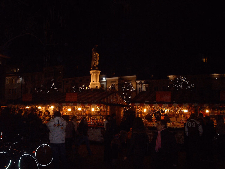 Mercado de Natal junto ao monumento a Walther à noite