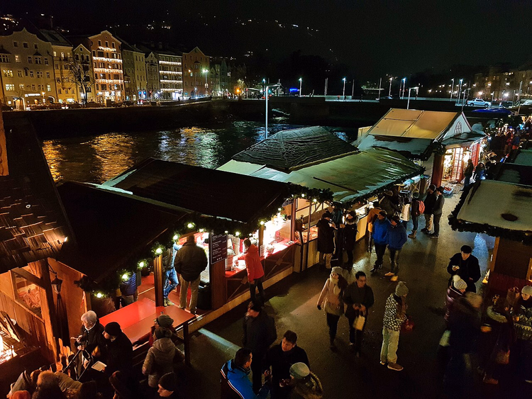 Weihnachtshütten am Inn am Abend