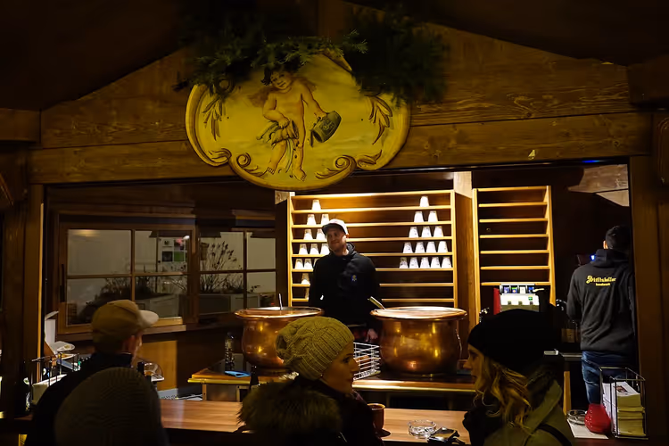 Christkindlmarktstand mit Putte und Menschen