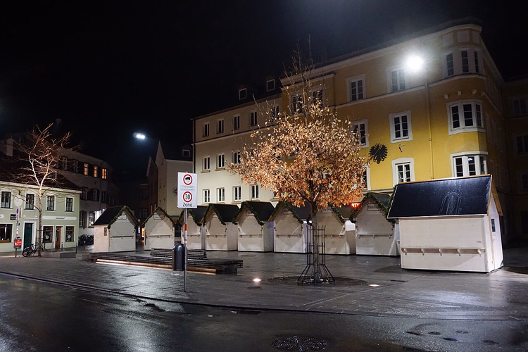 Geschlossene Markthütten am Wilten Platzl bei Nacht