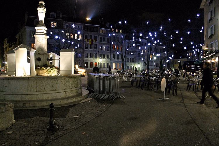 Plein in de oude binnenstad van Genève bij nacht met fontein