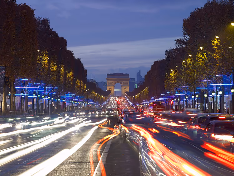 Weihnachtsbeleuchtung in den Straßen von Paris im Winter