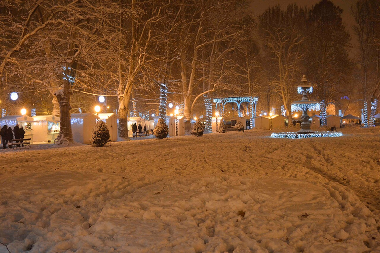 Verschneiter Zrinjevac mit Pavillon und Brunnen bei Nacht