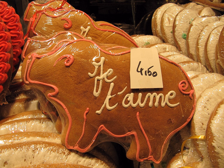 Ontbijtkoekvarkentje met glazuur waarop Je t'aime staat