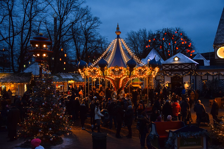 Akşamleyin Tivoli'de atlıkarıncalı Noel pazarı
