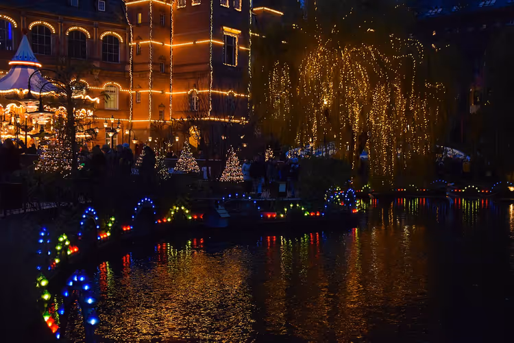 Świąteczna iluminacja i staw w Tivoli