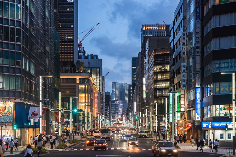 Abendliche Straße Chuo-dori im Tokioter Stadtteil Nihonbashi