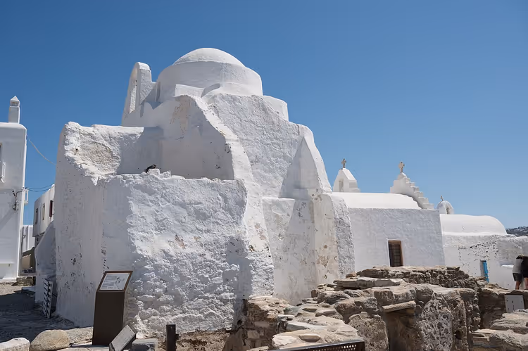 La iglesia blanca como la nieve de Panagia Paraportiani en Chora