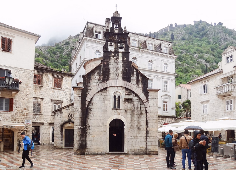 Platz des Heiligen Lukas in Kotor mit Cafés