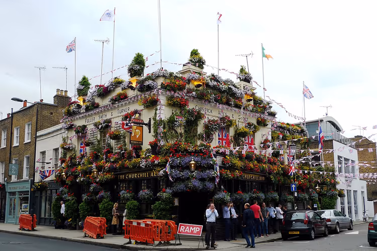 Churchill-Arms-Pub in Kensington, über und über mit Blumen und Fahnen geschmückt