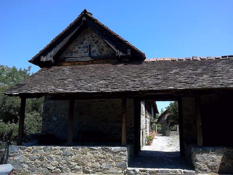 Dorf Kalopanayiotis an einem Hang im Troodos