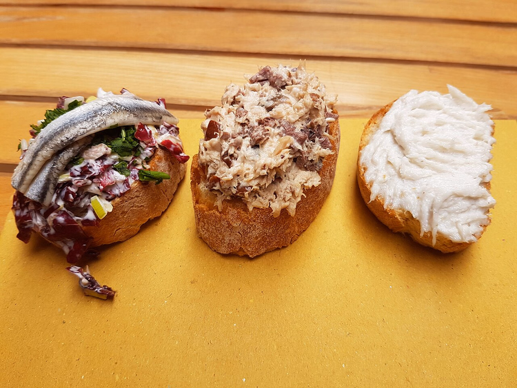 Drei Crostini mit Sardine, Fisch und Baccalà