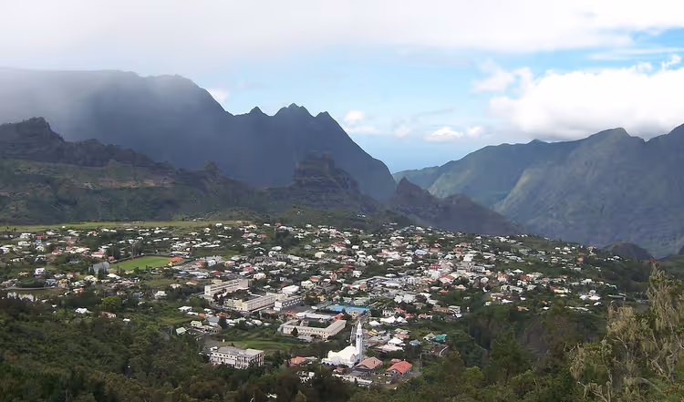 Réunion dağlarındaki Cilaos kasabasının panoraması