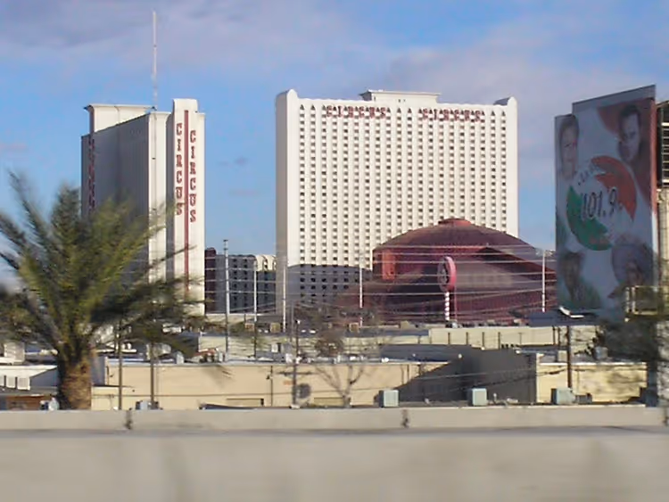 Roze koepel van Adventuredome en hotels van Circus Circus