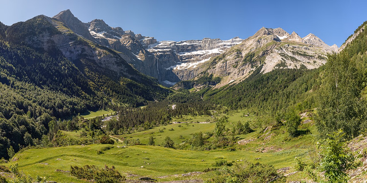 Cirque de Gavarnie: grünes Tal in den Pyrenäen