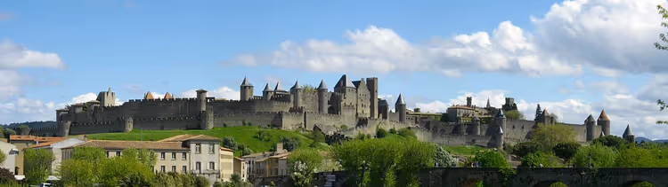 Kuleleri ve surlarıyla Carcassonne kalesinin panoraması