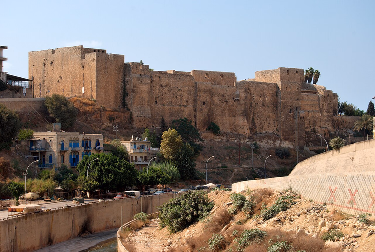 أسوار القلعة الحجرية على تلة تطل على طرابلس