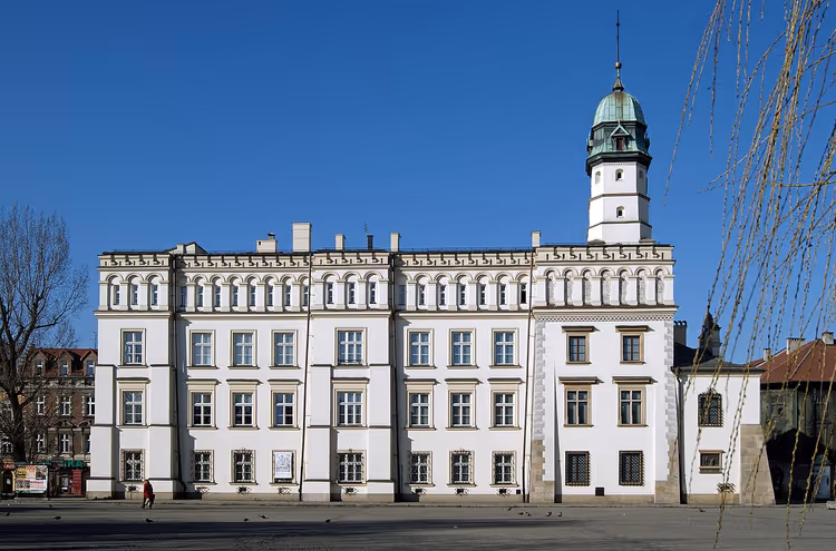 Bâtiment du musée ethnographique avec une tour sur la place