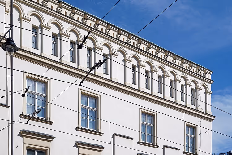 Wit gebouw van het voormalige stadhuis van Kazimierz aan het Wolnica-plein