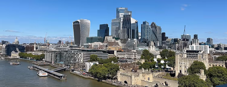 Een panorama van de wolkenkrabbers van de City of London en de Tower vanaf de Thames